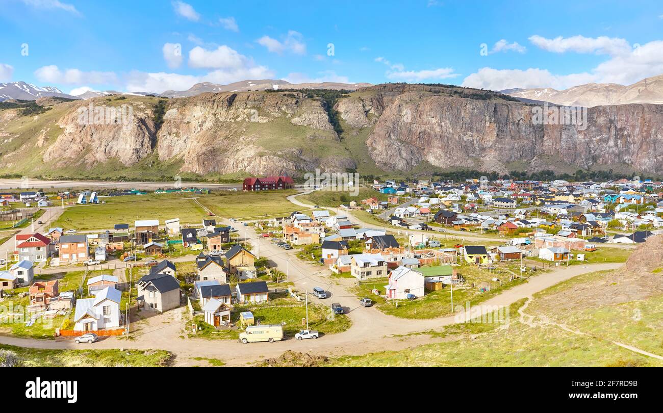 Vista aerea di El Chalten, piccolo villaggio di montagna nella provincia di Santa Cruz all'interno del Parco Nazionale Los Glaciares alla base del monte Fitz Roy in so Foto Stock