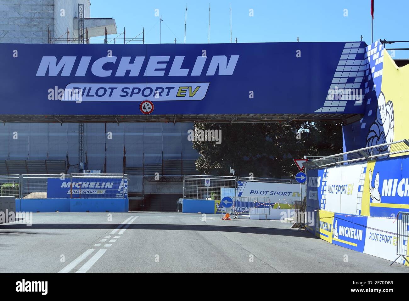 Roma, Italia. 8 aprile 2021. Vista generale sul circuito di gara di strada dell'EUR City e-Prix 2021 a Roma, Italia, l'8 aprile 2021. Il circuito cittadino dell'EUR è una delle piste più lunghe del calendario e si snoda intorno all'Obelisco di Marconi, con l'iconico Colosseo quadrato sullo sfondo, il Palazzo di Civilta', il Palazzo dei Congressi e il Parco Luneur. (Foto di Roberto Ramaccia/Agenzia fotografica INA) Credit: Sipa USA/Alamy Live News Foto Stock
