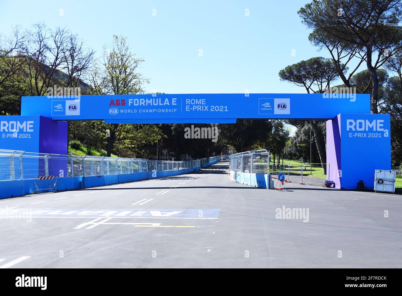 Roma, Italia. 8 aprile 2021. Vista generale sul circuito di gara di strada dell'EUR City e-Prix 2021 a Roma, Italia, l'8 aprile 2021. Il circuito cittadino dell'EUR è una delle piste più lunghe del calendario e si snoda intorno all'Obelisco di Marconi, con l'iconico Colosseo quadrato sullo sfondo, il Palazzo di Civilta', il Palazzo dei Congressi e il Parco Luneur. (Foto di Roberto Ramaccia/Agenzia fotografica INA) Credit: Sipa USA/Alamy Live News Foto Stock