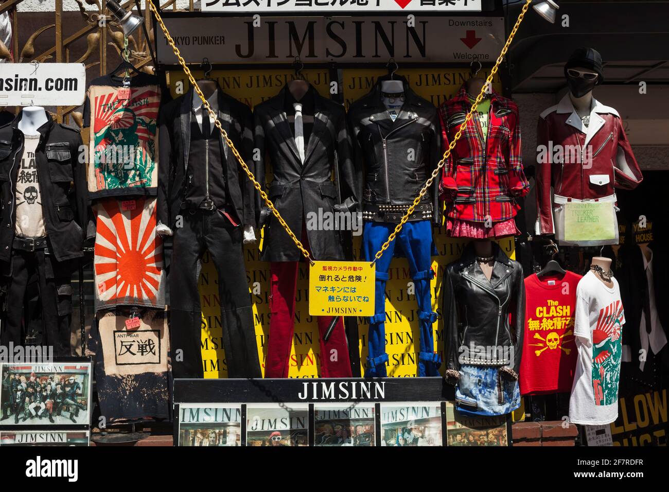 Vista orizzontale del colorato merchandising vintage in Jim Sinn punk store esterno a Takeshita-dori, Harajuku, Tokyo, Giappone Foto Stock