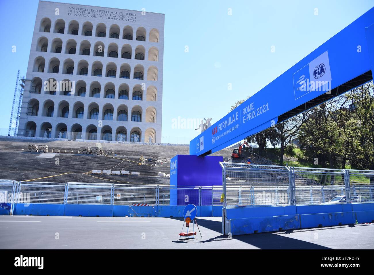 Roma, Italia. 8 aprile 2021. Vista generale sul circuito di gara di strada dell'EUR City e-Prix 2021 a Roma, Italia, l'8 aprile 2021. Il circuito cittadino dell'EUR è una delle piste più lunghe del calendario e si snoda intorno all'Obelisco di Marconi, con l'iconico Colosseo quadrato sullo sfondo, il Palazzo di Civilta', il Palazzo dei Congressi e il Parco Luneur. (Foto di Roberto Ramaccia/Agenzia fotografica INA) Credit: Sipa USA/Alamy Live News Foto Stock
