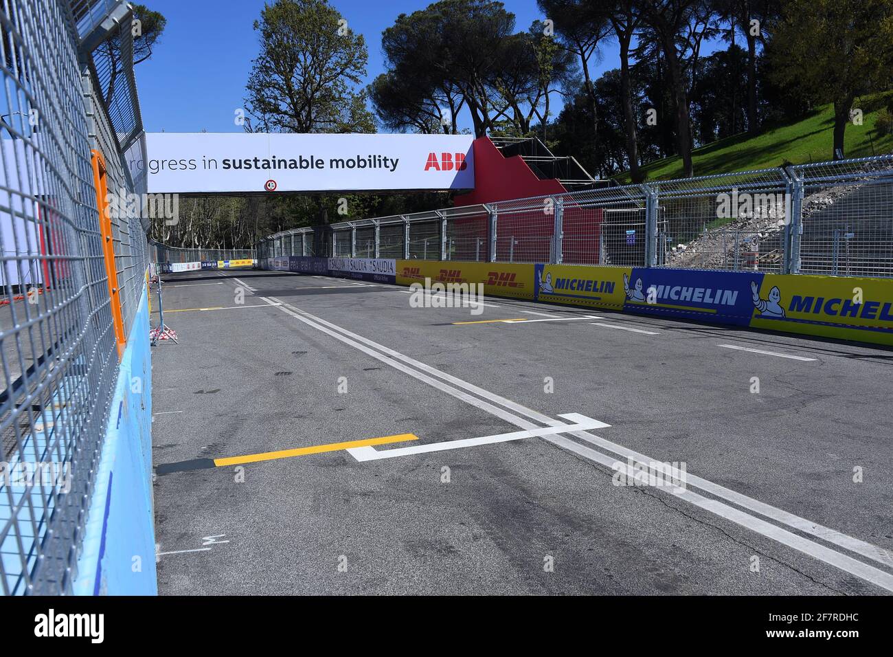 Roma, Italia. 8 aprile 2021. Vista generale sul circuito di gara di strada dell'EUR City e-Prix 2021 a Roma, Italia, l'8 aprile 2021. Il circuito cittadino dell'EUR è una delle piste più lunghe del calendario e si snoda intorno all'Obelisco di Marconi, con l'iconico Colosseo quadrato sullo sfondo, il Palazzo di Civilta', il Palazzo dei Congressi e il Parco Luneur. (Foto di Roberto Ramaccia/Agenzia fotografica INA) Credit: Sipa USA/Alamy Live News Foto Stock