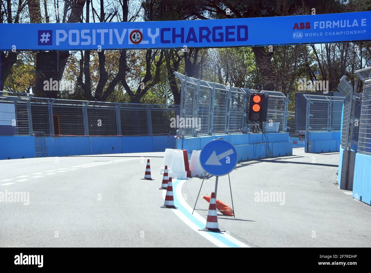 Roma, Italia. 8 aprile 2021. Vista generale sul circuito di gara di strada dell'EUR City e-Prix 2021 a Roma, Italia, l'8 aprile 2021. Il circuito cittadino dell'EUR è una delle piste più lunghe del calendario e si snoda intorno all'Obelisco di Marconi, con l'iconico Colosseo quadrato sullo sfondo, il Palazzo di Civilta', il Palazzo dei Congressi e il Parco Luneur. (Foto di Roberto Ramaccia/Agenzia fotografica INA) Credit: Sipa USA/Alamy Live News Foto Stock