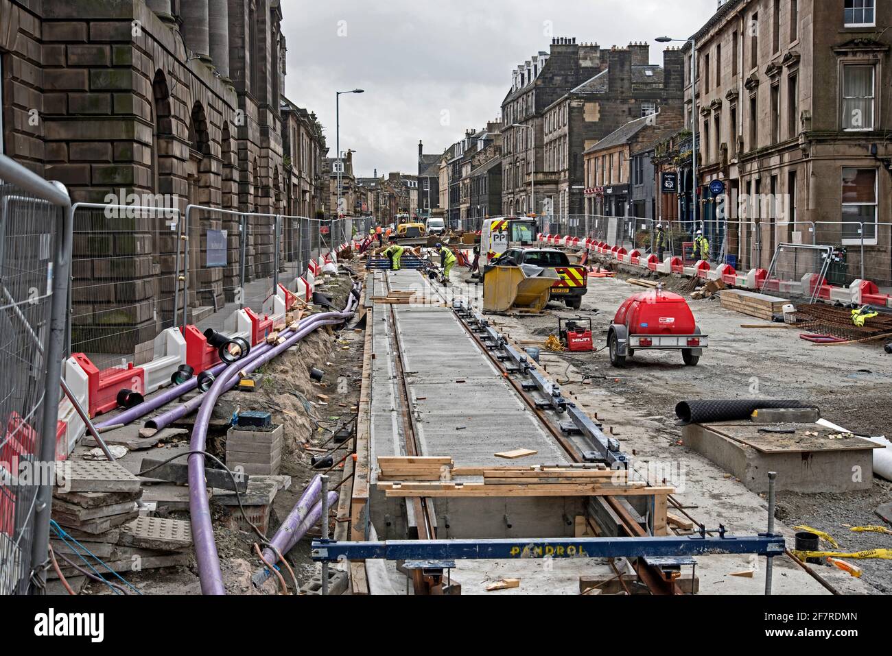 Lavori di costruzione in corso in Constitution Street per l'estensione del sistema tranviario di Edimburgo a Newhaven. Foto Stock