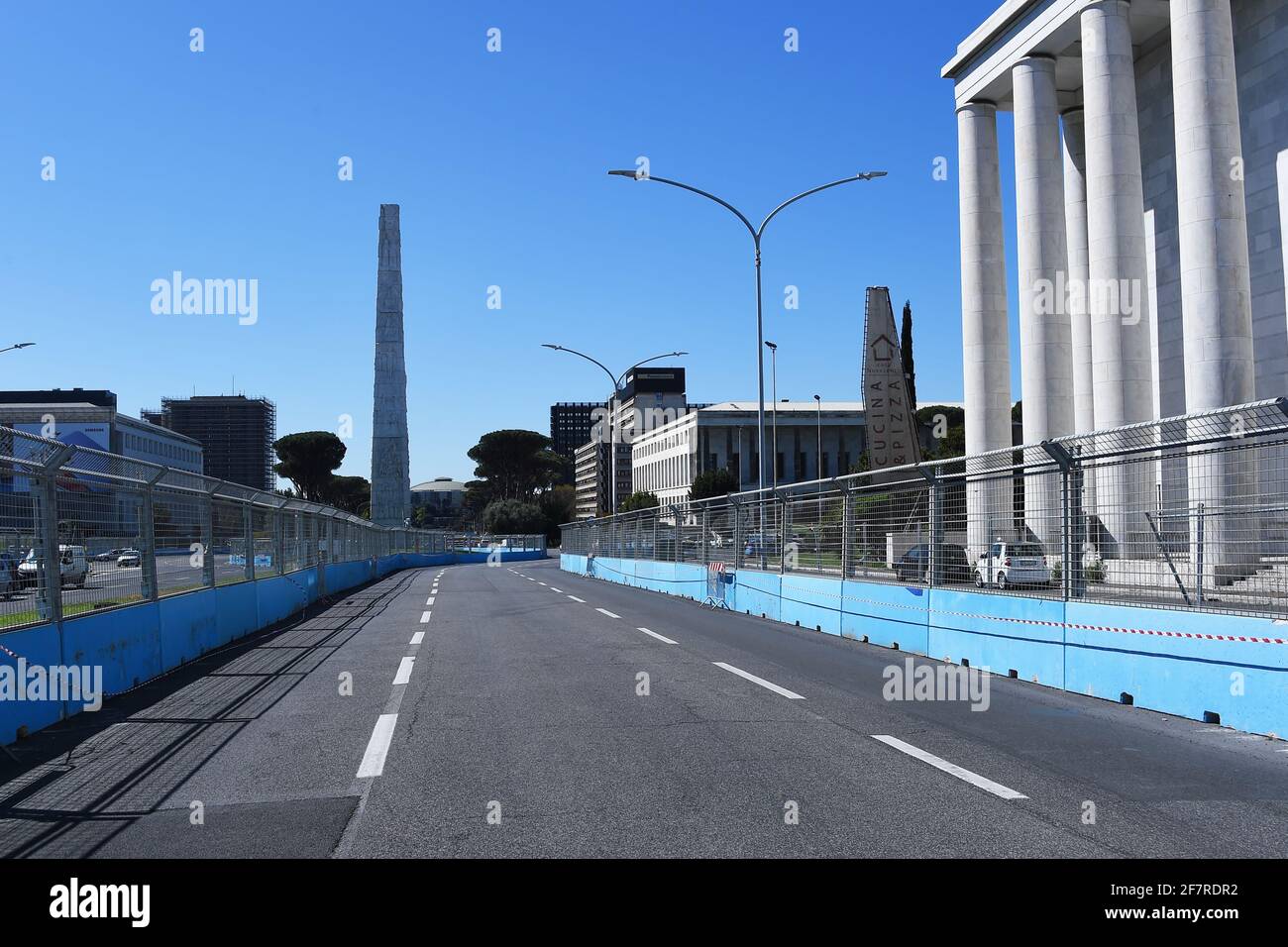 Roma, Italia. 8 aprile 2021. Vista generale sul circuito di gara di strada dell'EUR City e-Prix 2021 a Roma, Italia, l'8 aprile 2021. Il circuito cittadino dell'EUR è una delle piste più lunghe del calendario e si snoda intorno all'Obelisco di Marconi, con l'iconico Colosseo quadrato sullo sfondo, il Palazzo di Civilta', il Palazzo dei Congressi e il Parco Luneur. (Foto di Roberto Ramaccia/Agenzia fotografica INA) Credit: Sipa USA/Alamy Live News Foto Stock