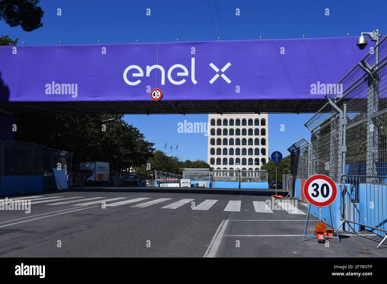 Roma, Italia. 8 aprile 2021. Vista generale sul circuito di gara di strada dell'EUR City e-Prix 2021 a Roma, Italia, l'8 aprile 2021. Il circuito cittadino dell'EUR è una delle piste più lunghe del calendario e si snoda intorno all'Obelisco di Marconi, con l'iconico Colosseo quadrato sullo sfondo, il Palazzo di Civilta', il Palazzo dei Congressi e il Parco Luneur. (Foto di Roberto Ramaccia/Agenzia fotografica INA) Credit: Sipa USA/Alamy Live News Foto Stock