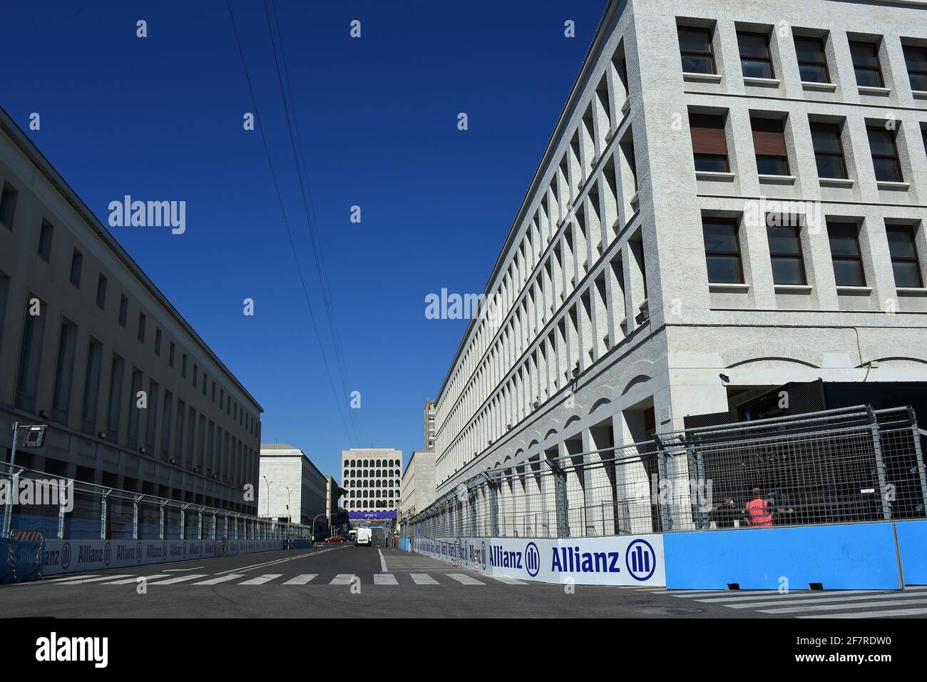 Roma, Italia. 8 aprile 2021. Vista generale sul circuito di gara di strada dell'EUR City e-Prix 2021 a Roma, Italia, l'8 aprile 2021. Il circuito cittadino dell'EUR è una delle piste più lunghe del calendario e si snoda intorno all'Obelisco di Marconi, con l'iconico Colosseo quadrato sullo sfondo, il Palazzo di Civilta', il Palazzo dei Congressi e il Parco Luneur. (Foto di Roberto Ramaccia/Agenzia fotografica INA) Credit: Sipa USA/Alamy Live News Foto Stock