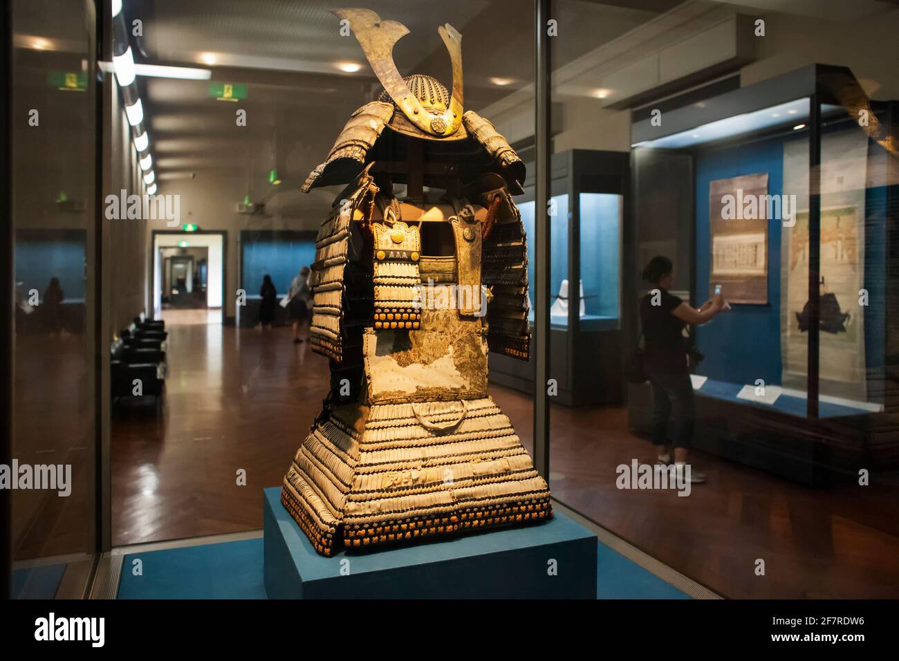 Ripresa orizzontale di un'armatura samurai nel Museo Nazionale di Tokyo, Taito City, Tokyo, Giappone Foto Stock