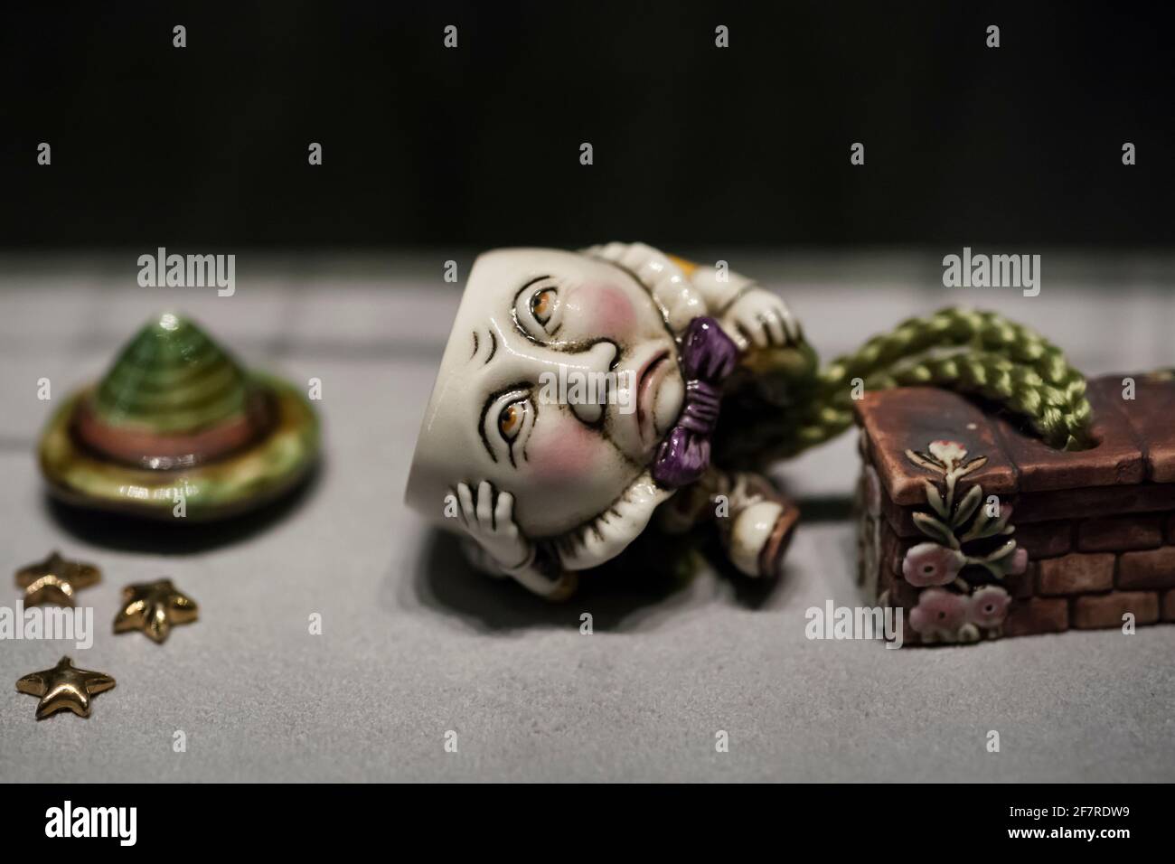 Vista ravvicinata orizzontale di alcune miniature di ceramica giapponese nel Museo Nazionale di Tokyo, Taito City, Tokyo, Giappone Foto Stock