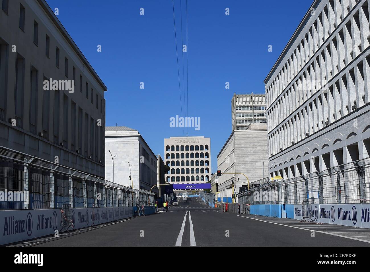 Roma, Italia. 8 aprile 2021. Vista generale sul circuito di gara di strada dell'EUR City e-Prix 2021 a Roma, Italia, l'8 aprile 2021. Il circuito cittadino dell'EUR è una delle piste più lunghe del calendario e si snoda intorno all'Obelisco di Marconi, con l'iconico Colosseo quadrato sullo sfondo, il Palazzo di Civilta', il Palazzo dei Congressi e il Parco Luneur. (Foto di Roberto Ramaccia/Agenzia fotografica INA) Credit: Sipa USA/Alamy Live News Foto Stock