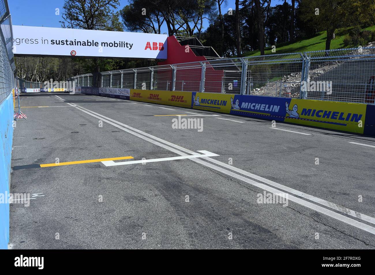 Roma, Italia. 8 aprile 2021. Vista generale sul circuito di gara di strada dell'EUR City e-Prix 2021 a Roma, Italia, l'8 aprile 2021. Il circuito cittadino dell'EUR è una delle piste più lunghe del calendario e si snoda intorno all'Obelisco di Marconi, con l'iconico Colosseo quadrato sullo sfondo, il Palazzo di Civilta', il Palazzo dei Congressi e il Parco Luneur. (Foto di Roberto Ramaccia/Agenzia fotografica INA) Credit: Sipa USA/Alamy Live News Foto Stock
