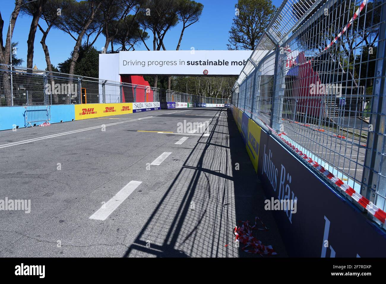 Roma, Italia. 8 aprile 2021. Vista generale sul circuito di gara di strada dell'EUR City e-Prix 2021 a Roma, Italia, l'8 aprile 2021. Il circuito cittadino dell'EUR è una delle piste più lunghe del calendario e si snoda intorno all'Obelisco di Marconi, con l'iconico Colosseo quadrato sullo sfondo, il Palazzo di Civilta', il Palazzo dei Congressi e il Parco Luneur. (Foto di Roberto Ramaccia/Agenzia fotografica INA) Credit: Sipa USA/Alamy Live News Foto Stock