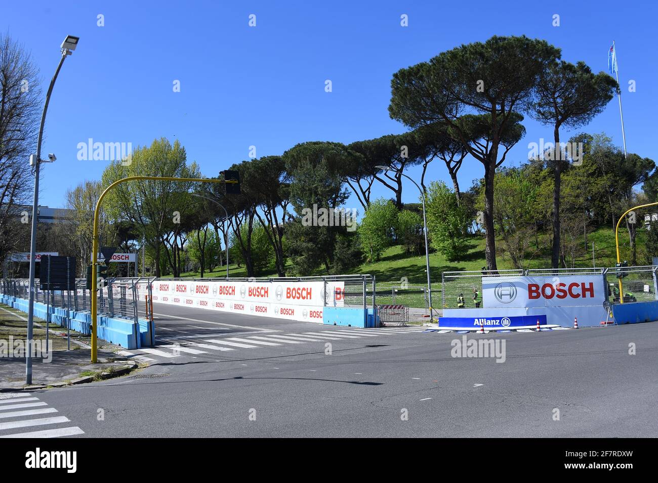 Roma, Italia. 8 aprile 2021. Vista generale sul circuito di gara di strada dell'EUR City e-Prix 2021 a Roma, Italia, l'8 aprile 2021. Il circuito cittadino dell'EUR è una delle piste più lunghe del calendario e si snoda intorno all'Obelisco di Marconi, con l'iconico Colosseo quadrato sullo sfondo, il Palazzo di Civilta', il Palazzo dei Congressi e il Parco Luneur. (Foto di Roberto Ramaccia/Agenzia fotografica INA) Credit: Sipa USA/Alamy Live News Foto Stock