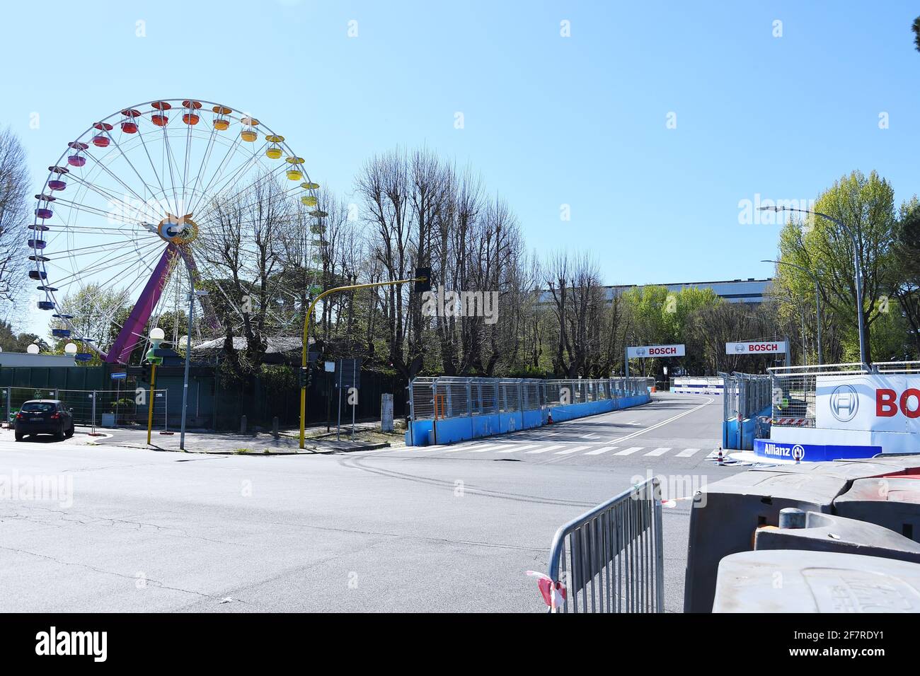 Roma, Italia. 8 aprile 2021. Vista generale sul circuito di gara di strada dell'EUR City e-Prix 2021 a Roma, Italia, l'8 aprile 2021. Il circuito cittadino dell'EUR è una delle piste più lunghe del calendario e si snoda intorno all'Obelisco di Marconi, con l'iconico Colosseo quadrato sullo sfondo, il Palazzo di Civilta', il Palazzo dei Congressi e il Parco Luneur. (Foto di Roberto Ramaccia/Agenzia fotografica INA) Credit: Sipa USA/Alamy Live News Foto Stock