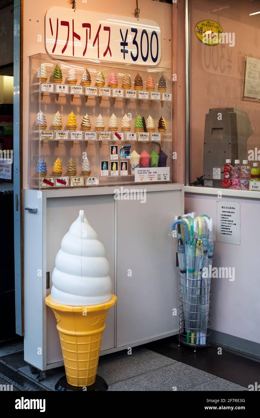 Vista verticale di una gelateria a Nakamise-Dori, strada commerciale nel tempio buddista senso-Ji, Asakusa, Tokyo, Giappone Foto Stock