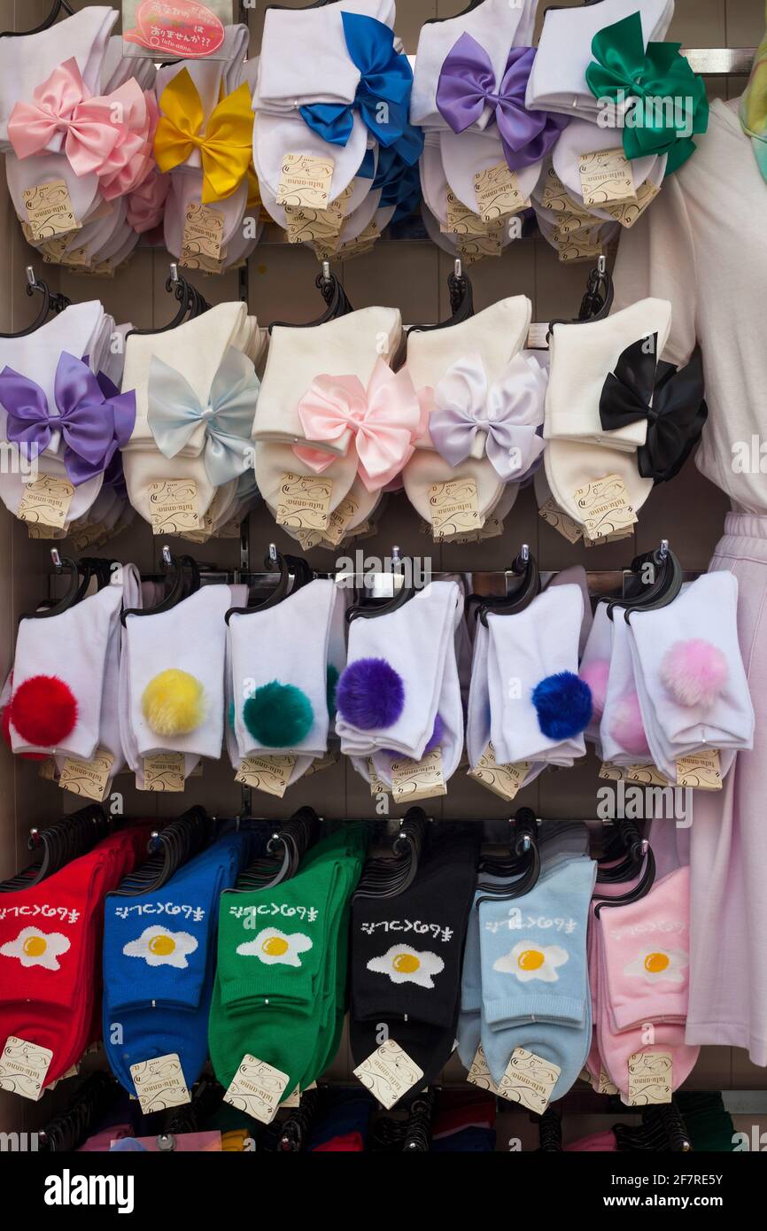 Vista in primo piano verticale del merchandising tacky di un negozio di calze Takeshita-dori, Harajuku, Tokyo, Giappone Foto Stock