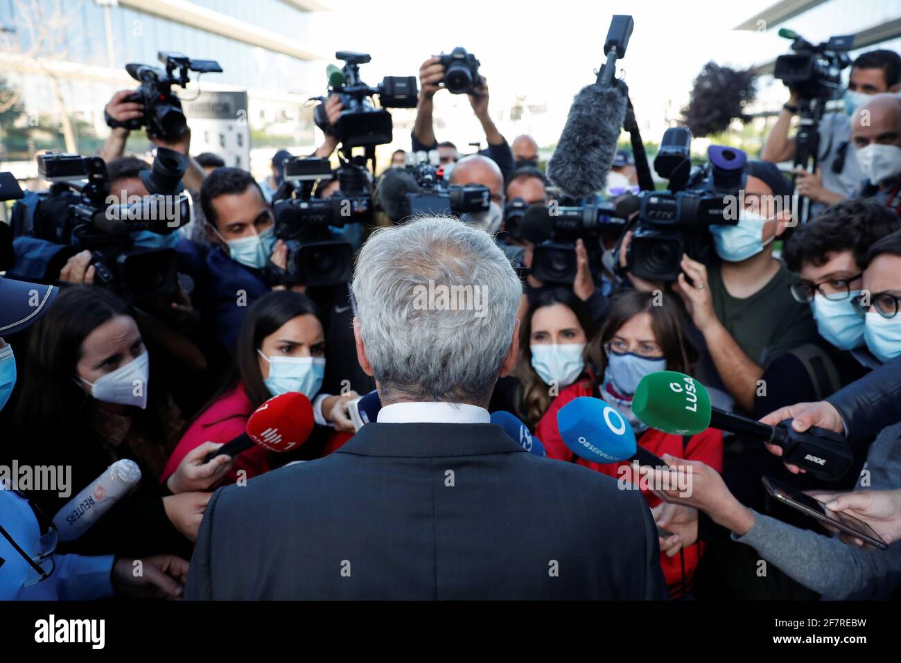 L'ex primo ministro portoghese, José Socrates, parla con i mezzi di comunicazione, mentre lascia il tribunale dopo aver sentito la regola che non si leverà in giudizio sulle accuse di corruzione a Lisbona, Portogallo, il 9 aprile 2021. REUTERS/Pedro Nunes Foto Stock