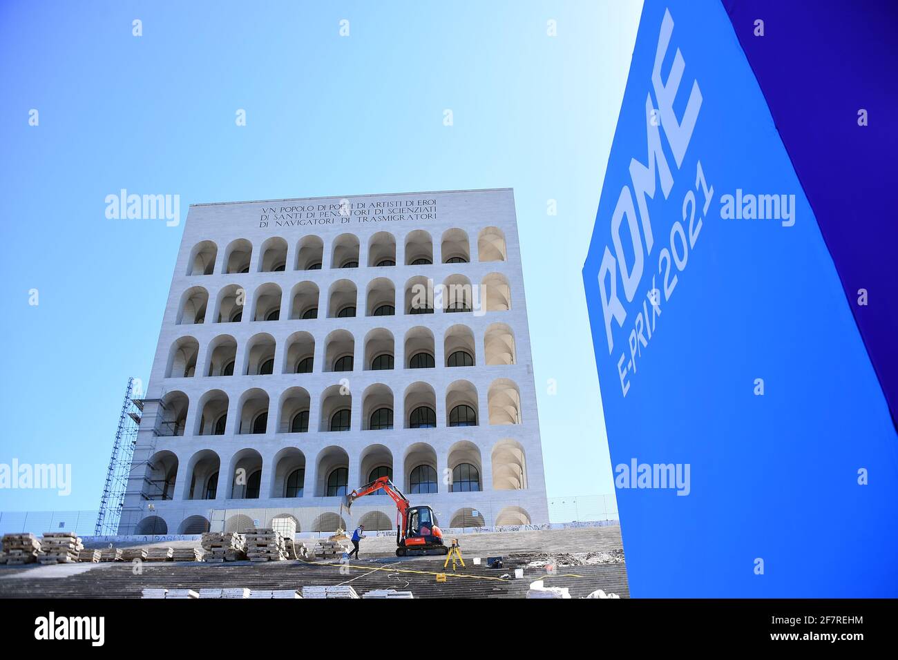 Roma, Italia. 8 aprile 2021. Vista generale sul circuito di gara di strada dell'EUR City e-Prix 2021 a Roma, Italia, l'8 aprile 2021. Il circuito cittadino dell'EUR è una delle piste più lunghe del calendario e si snoda intorno all'Obelisco di Marconi, con l'iconico Colosseo quadrato sullo sfondo, il Palazzo di Civilta', il Palazzo dei Congressi e il Parco Luneur. (Foto di Roberto Ramaccia/Agenzia fotografica INA) Credit: Sipa USA/Alamy Live News Foto Stock