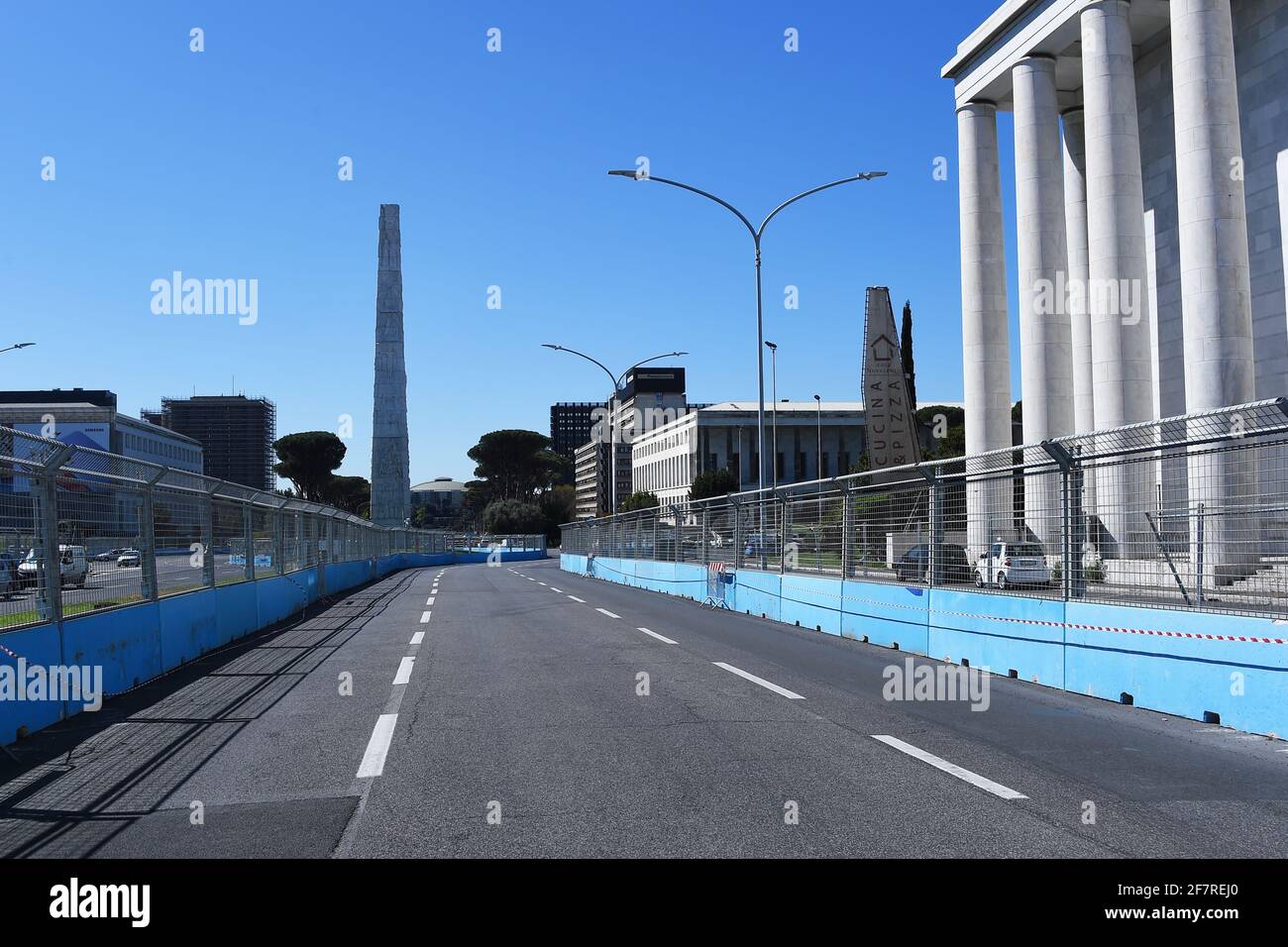 Roma, Italia. 8 aprile 2021. Vista generale sul circuito di gara di strada dell'EUR City e-Prix 2021 a Roma, Italia, l'8 aprile 2021. Il circuito cittadino dell'EUR è una delle piste più lunghe del calendario e si snoda intorno all'Obelisco di Marconi, con l'iconico Colosseo quadrato sullo sfondo, il Palazzo di Civilta', il Palazzo dei Congressi e il Parco Luneur. (Foto di Roberto Ramaccia/Agenzia fotografica INA) Credit: Sipa USA/Alamy Live News Foto Stock
