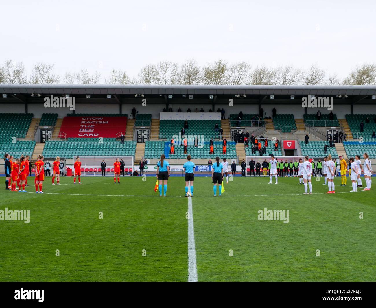 Cardiff, Regno Unito. 09 aprile 2021. Minuto di silenzio e tributi pagati al principe Filippo, Duca di Edimburgo, Priort al femminile internazionale amichevole tra il Galles e il Canada al Leckwith Stadium, Cardiff, Galles. Credit: SPP Sport Press Photo. /Alamy Live News Foto Stock