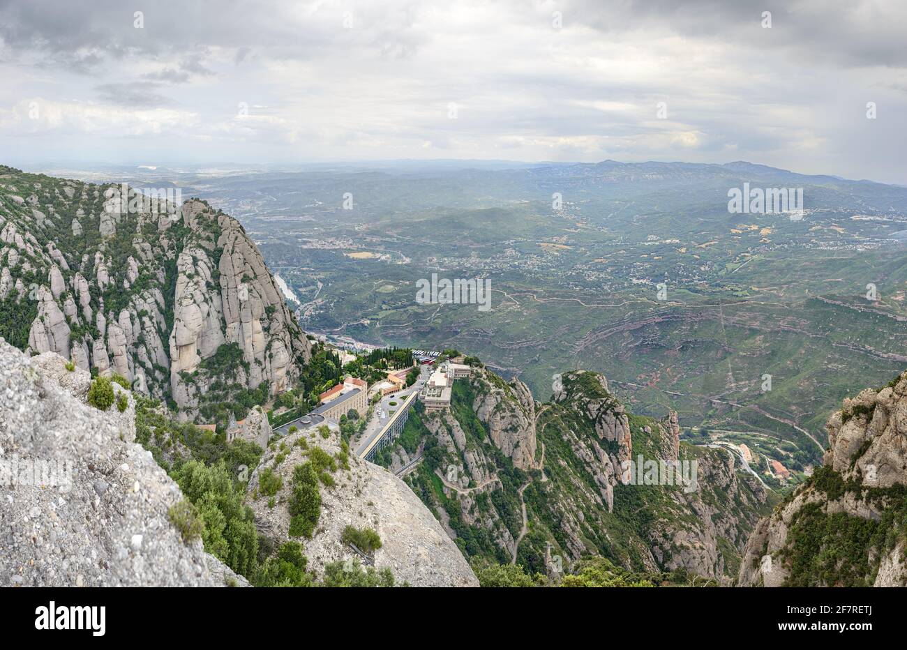 Vista ad alto angolo verso l'Abbazia di Montserrat e la valle del fiume Llobregat, dal punto vicino alla stazione superiore della Funicolare di Sant Joan, Barcellona Foto Stock