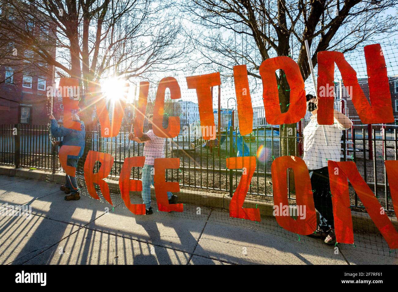 8 aprile 2021. East Boston, Massachusetts. I marchers si riunirono di fronte a 168 Gove St. A East Boston, Massachusetts, un edificio di appartamenti dove l'immigrato Latinx Foto Stock