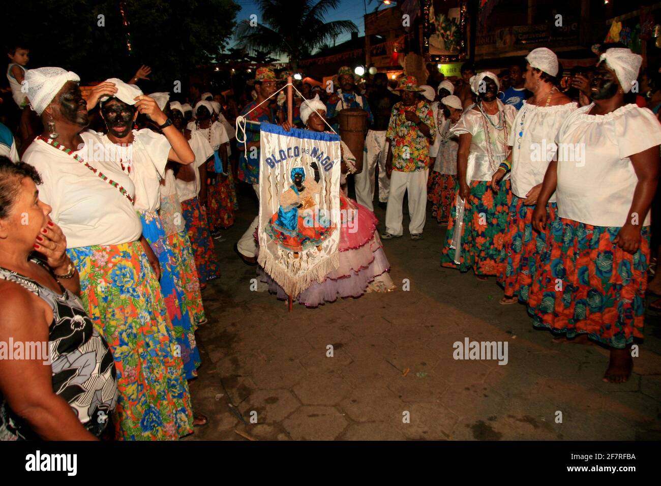 caravelas, bahia, brasile - 24 febbraio 2009: Il gruppo folcloristico tradizionale è visto durante una performance di carnevale nella città di caravela, nel sud B. Foto Stock