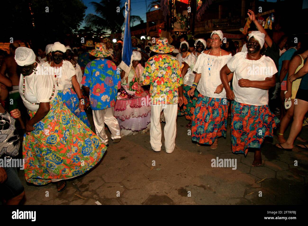 caravelas, bahia, brasile - 24 febbraio 2009: Il gruppo folcloristico tradizionale è visto durante una performance di carnevale nella città di caravela, nel sud B. Foto Stock