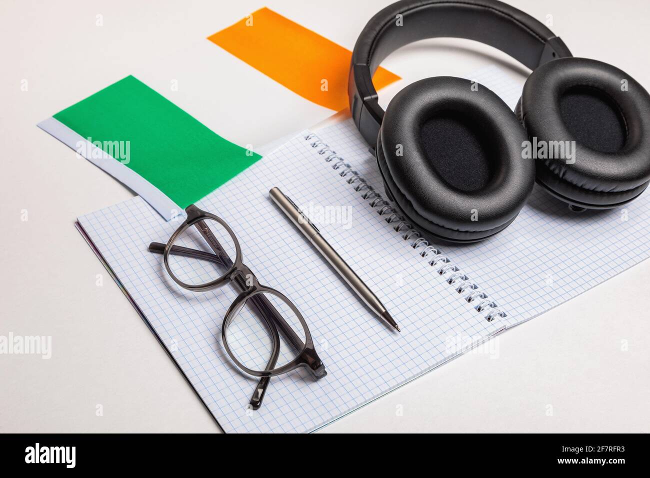 Impara le lingue straniere in Irlanda con registrazioni audio e cuffie. Blocco note, occhiali, penna. Foto Stock