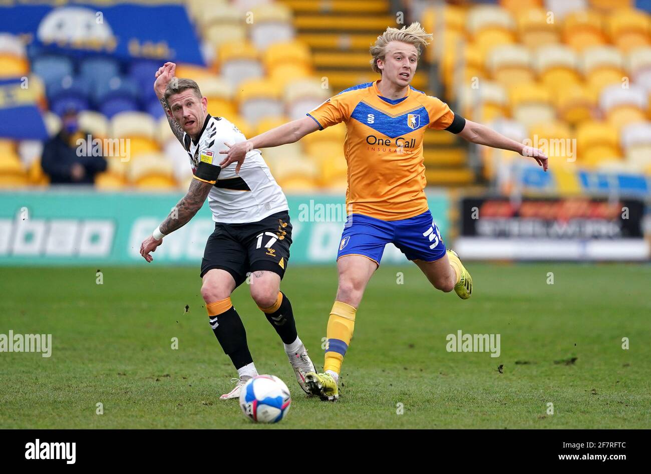 George Lapslie di Mansfield Town (a destra) e Newport County Scot Bennett durante la partita Sky Bet League Two a Field Mill, Mansfield. Data immagine: Venerdì 9 aprile 2021. Foto Stock