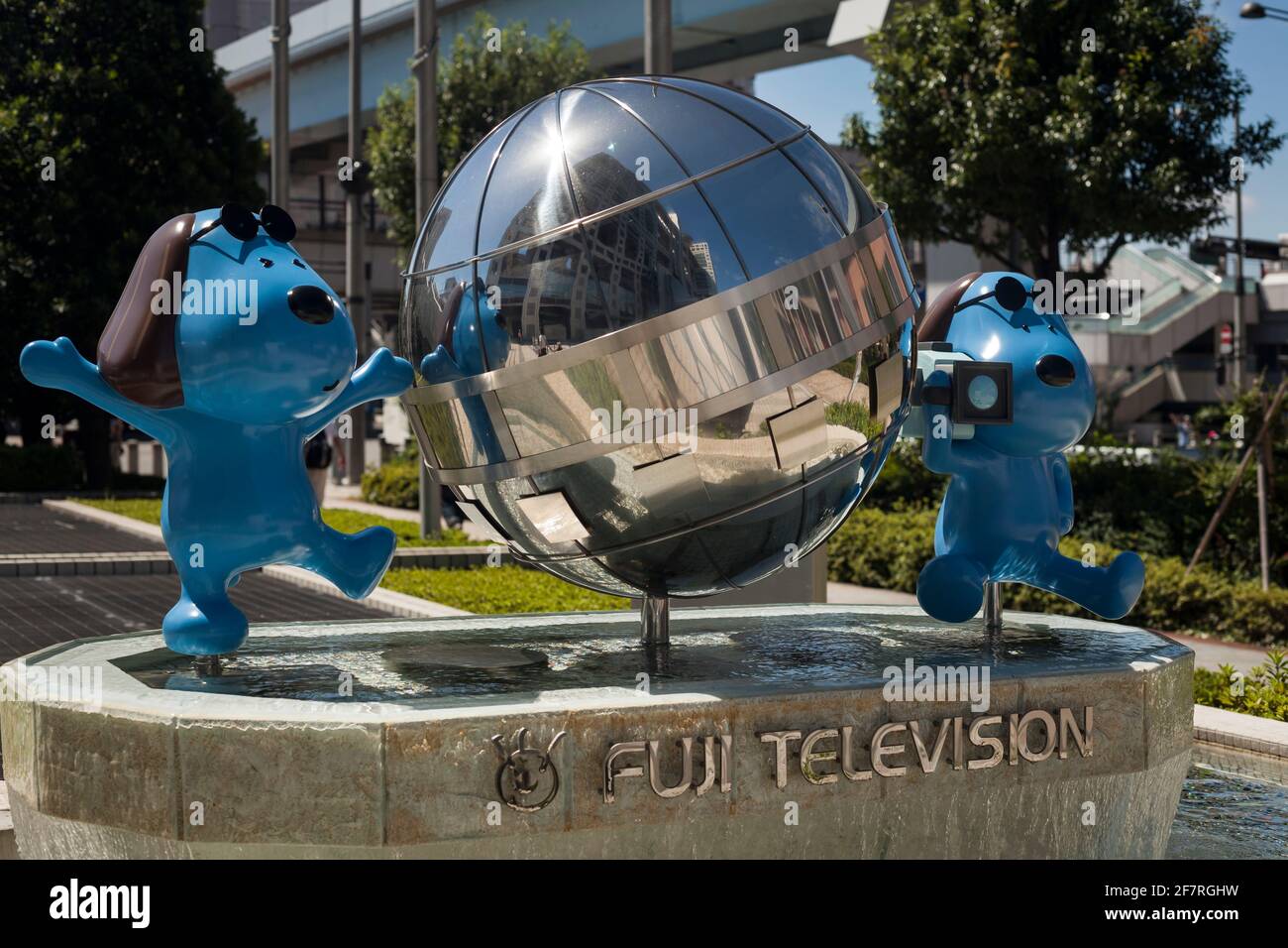 Vista ravvicinata orizzontale di due figure di Rafukun, la mascotte Fuji TV, all'ingresso dell'edificio, l'isola di Odaiba, la città di Minato, Tokyo, Giappone Foto Stock