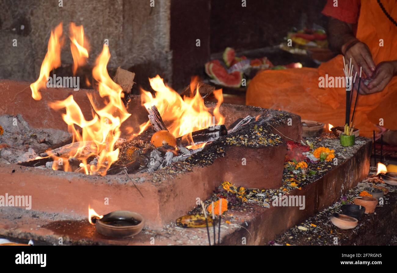Havan Kund, un rituale di sacrificio fatto al fuoco dio Agni nell'induismo Foto Stock