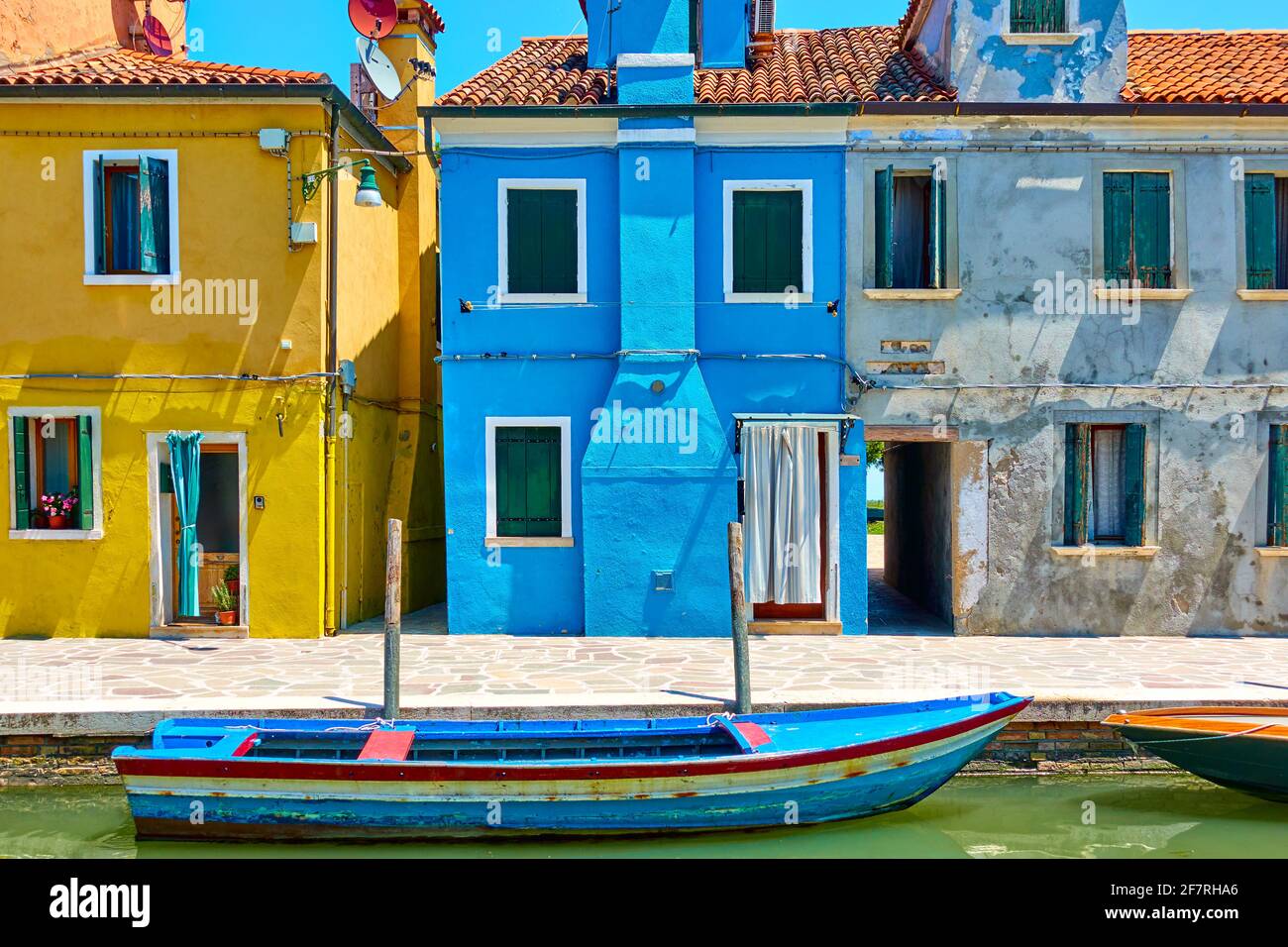 Case di canale a Burano a Venezia. Colorata vista veneziana Foto Stock