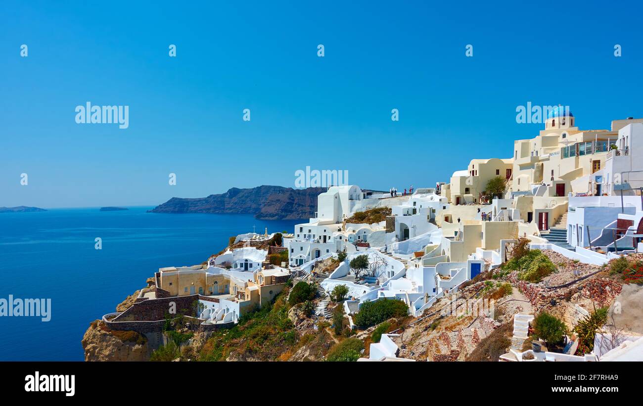 Oia nell'isola di Santorini in Grecia. Vista panoramica della costa e del mare Foto Stock