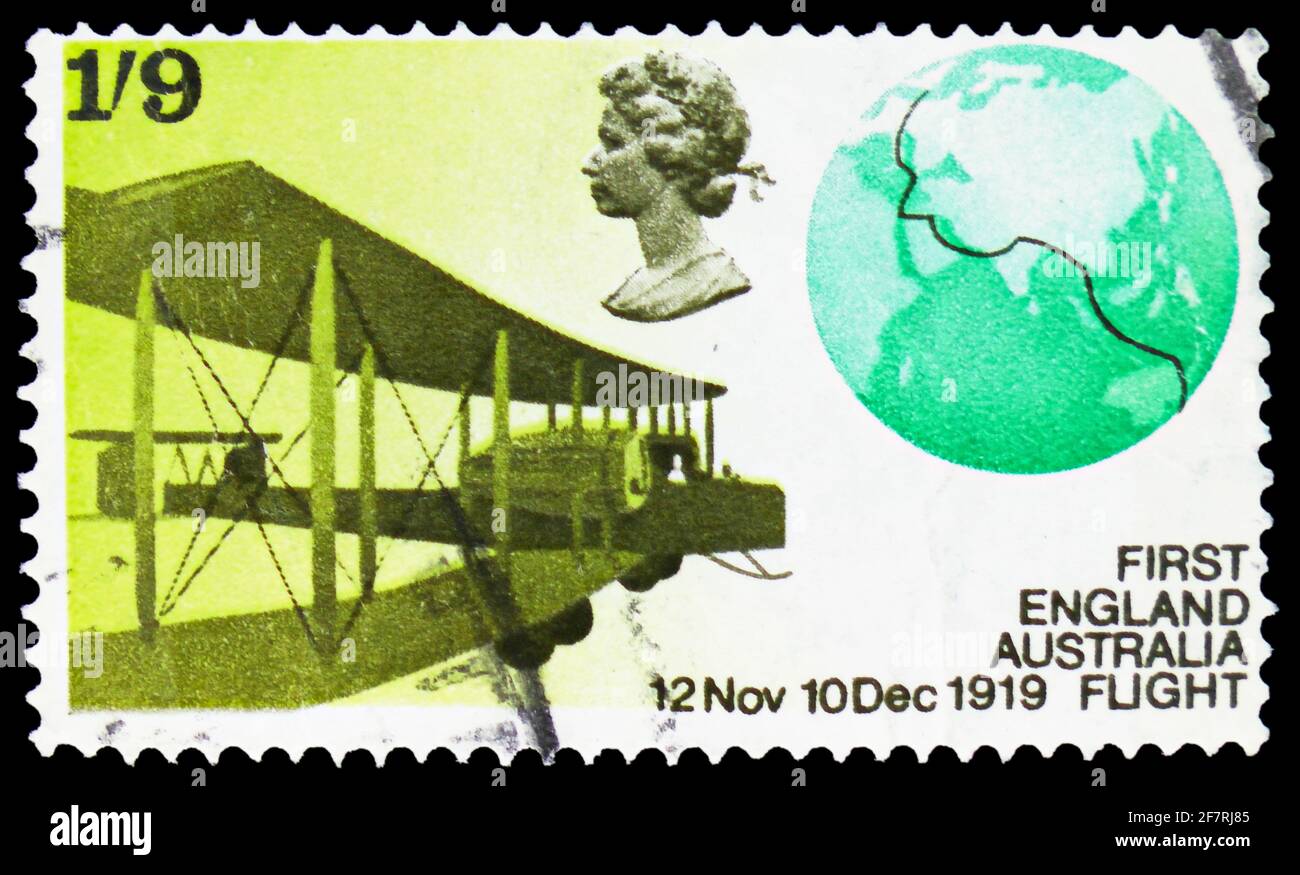 MOSCA, RUSSIA - 17 GENNAIO 2021: Francobollo stampato nel Regno Unito mostra Vickers FB-27 Vimy Aircraft e Globe che mostra il volo, anniversari ( Foto Stock