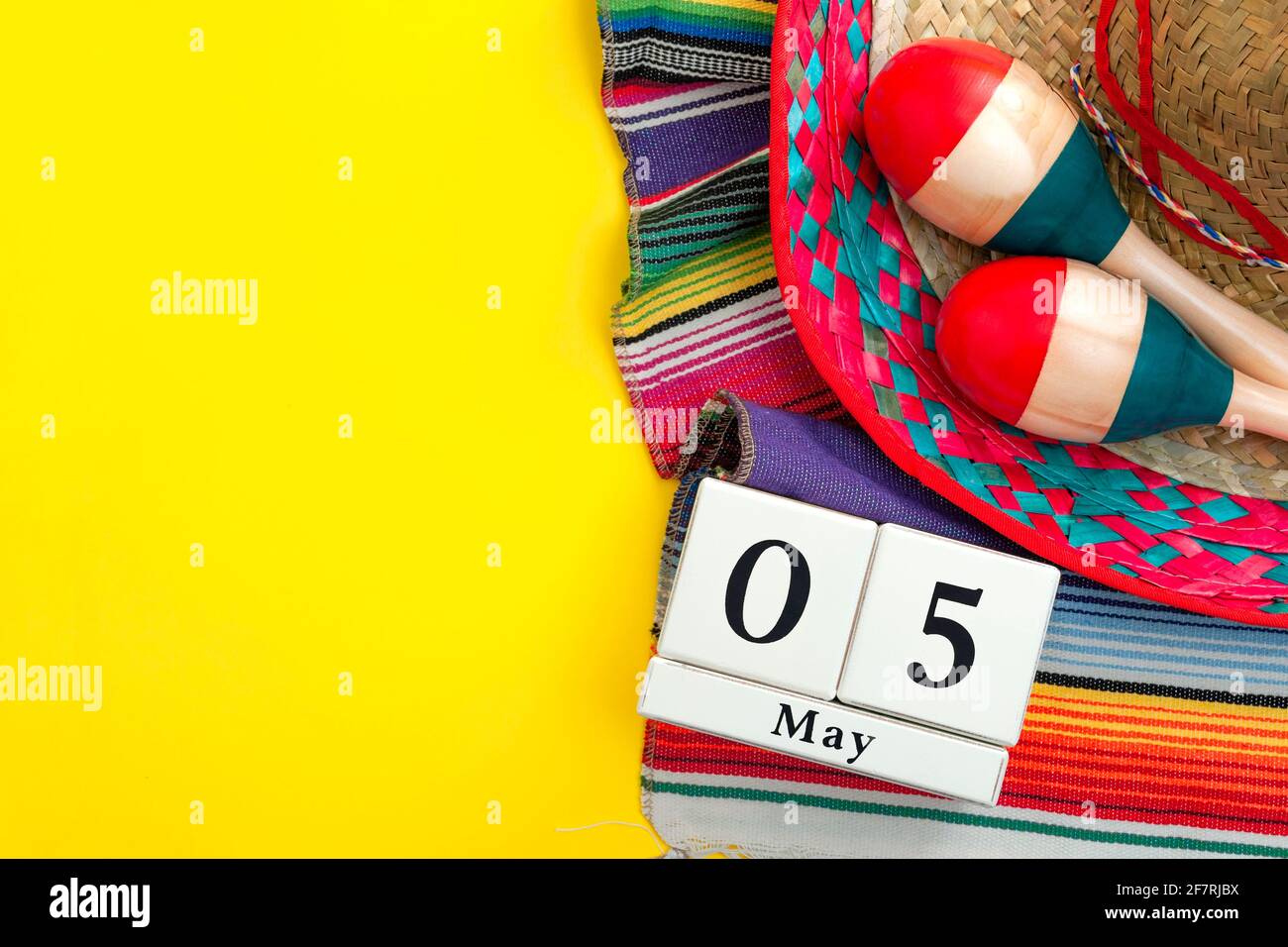 Manifesto messicano fiesta e tema del Cinco de Mayo party con calendario il 5 maggio, maracas rosso e blu, sombrero e tappeto tradizionale su giallo bac Foto Stock