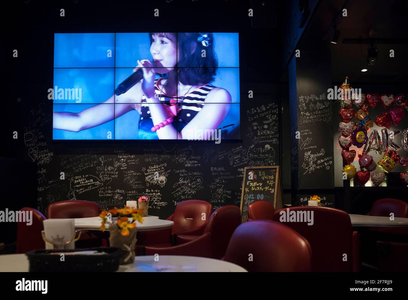 Vista orizzontale dell'interno dell'AKAB48 Cafe dedicato al gruppo giapponese di idoli AKAB48, Akihabara, Tokyo, Giappone Foto Stock