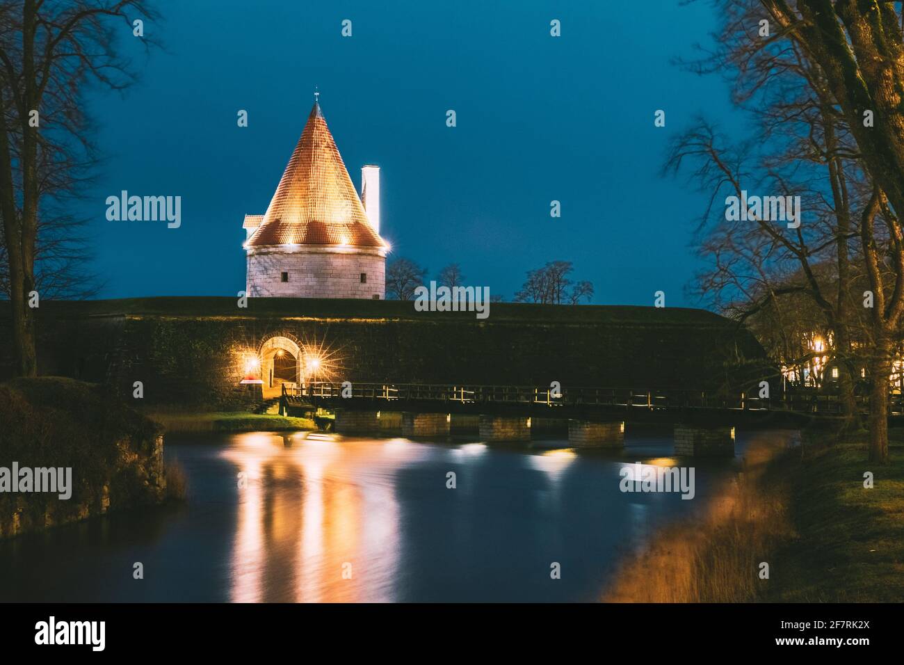 Kuressaare, Isola di Saaremaa, Estonia. Castello episcopale in serata Blue Hour Night. Architettura medievale tradizionale, famoso punto di riferimento per le attrazioni. Vecchio Foto Stock