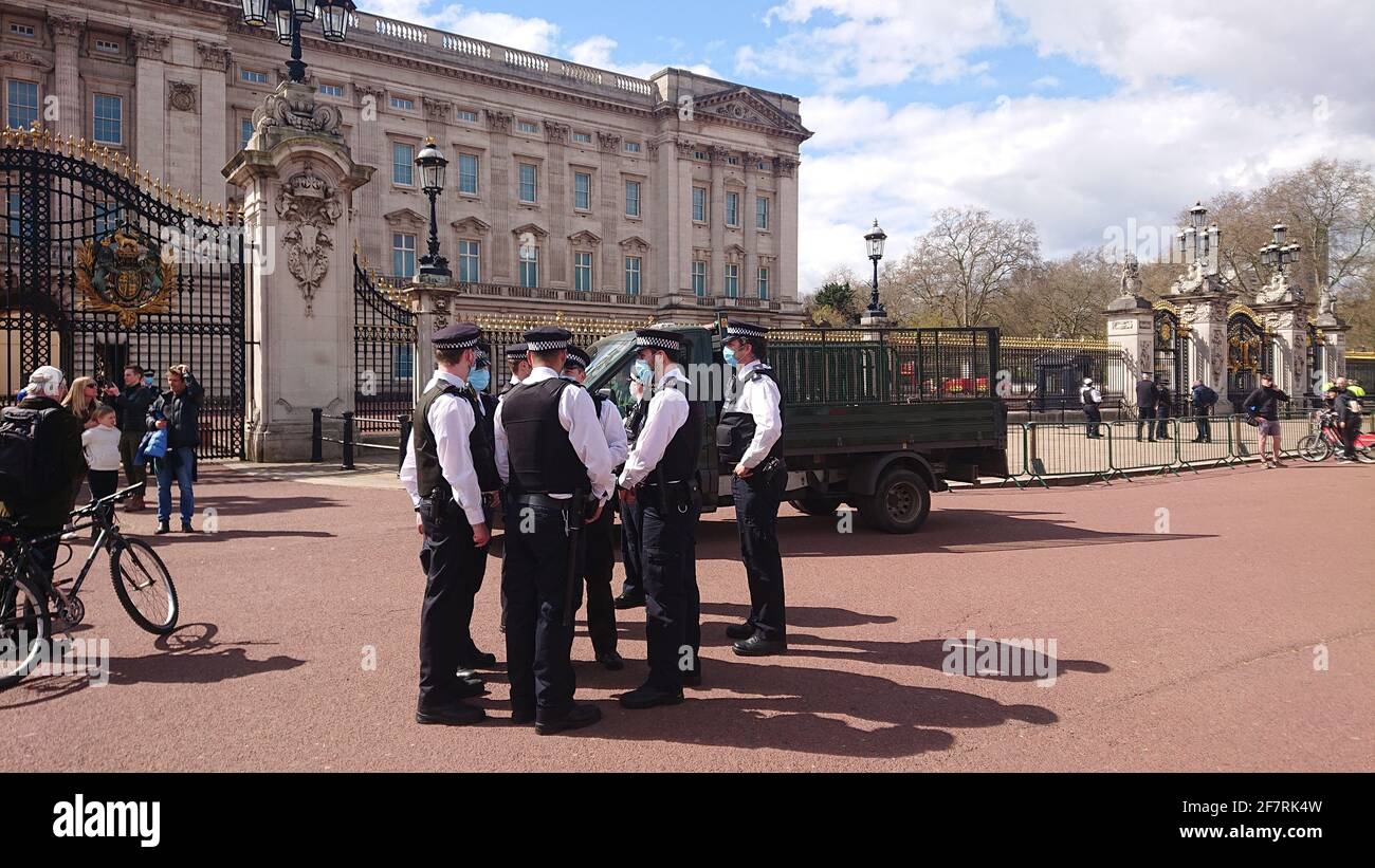 Le folle si riuniscono fuori Buckingham Palace a Westminster per piangere la morte del principe Filippo, aprile 2021 Foto Stock