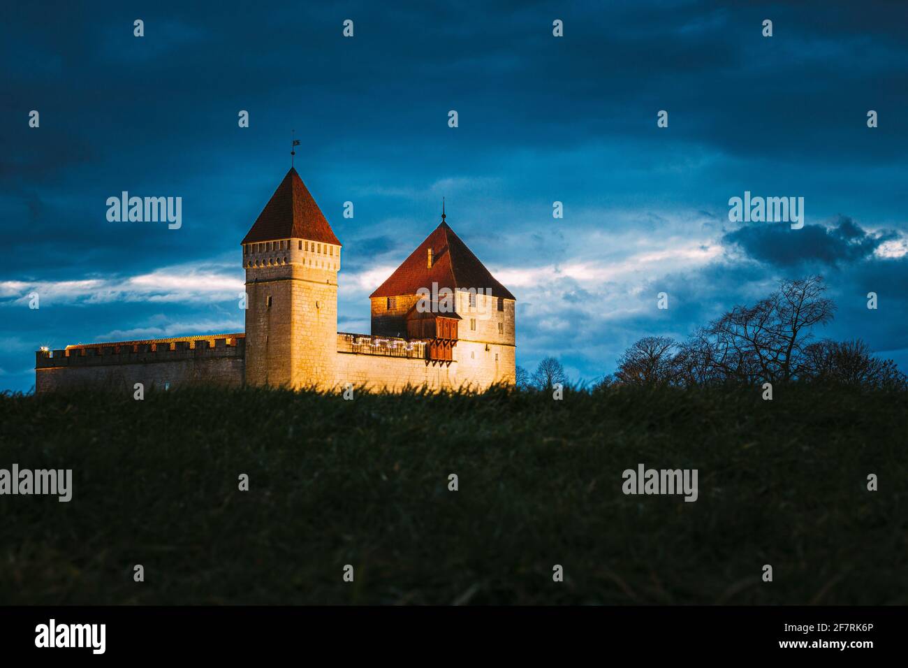 Kuressaare, Isola di Saaremaa, Estonia. Castello episcopale in serata Blue Hour Night. Architettura medievale tradizionale, famoso punto di riferimento per le attrazioni. Vecchio Foto Stock