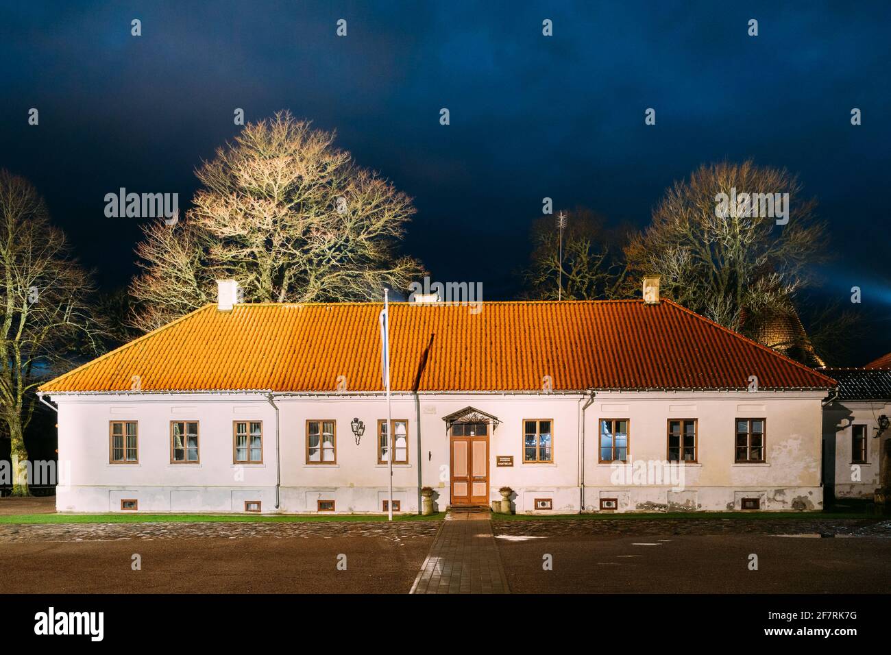 Kuressaare, Isola di Saaremaa, Estonia. Museo Old House edificio vicino al castello episcopale in serata Blue Hour Notte. Architettura medievale tradizionale Foto Stock