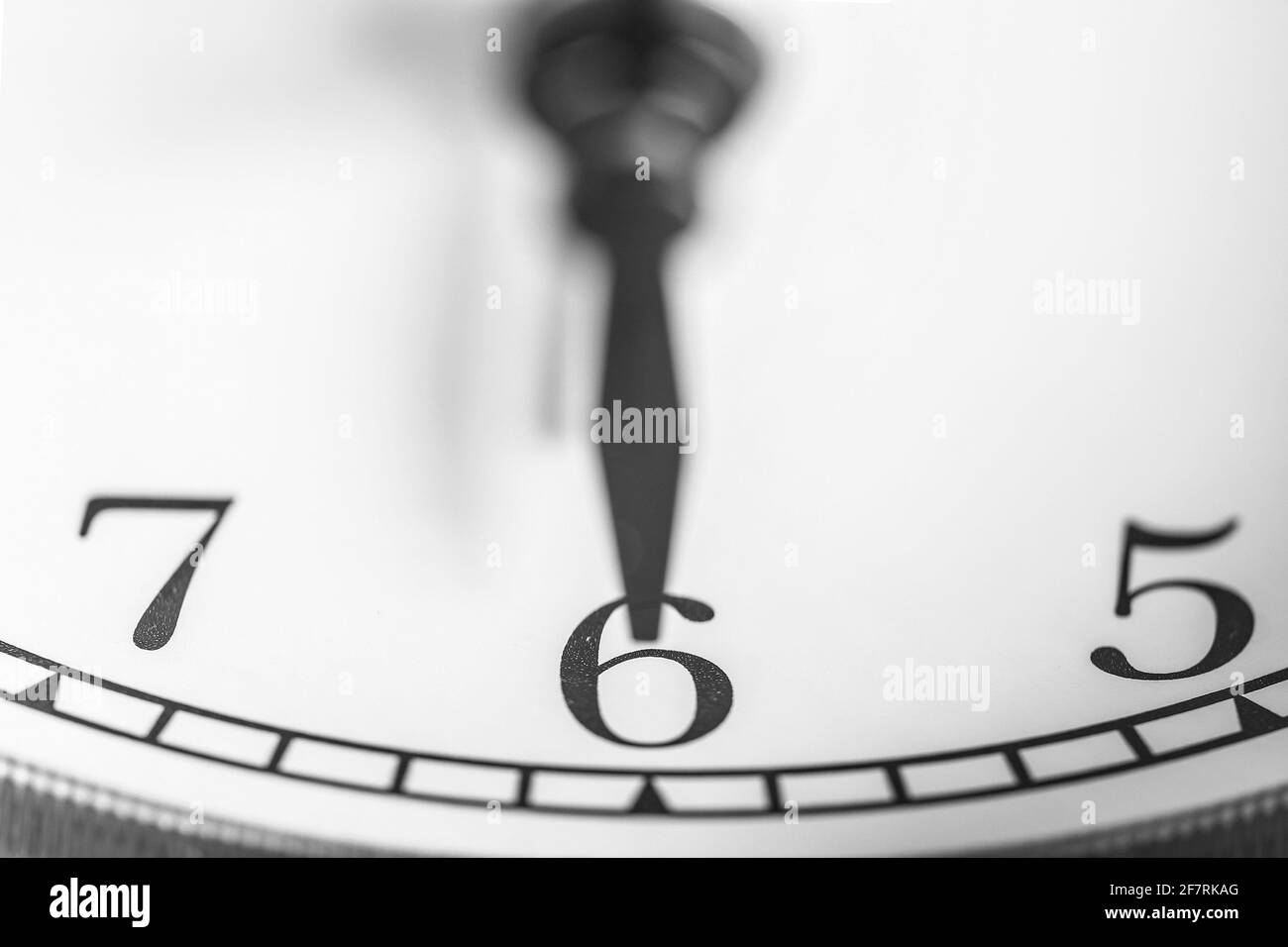 Orologio con la mano che punta alle sei sul quadrante bianco dell'orologio di Sveglia classica a due campane Foto Stock