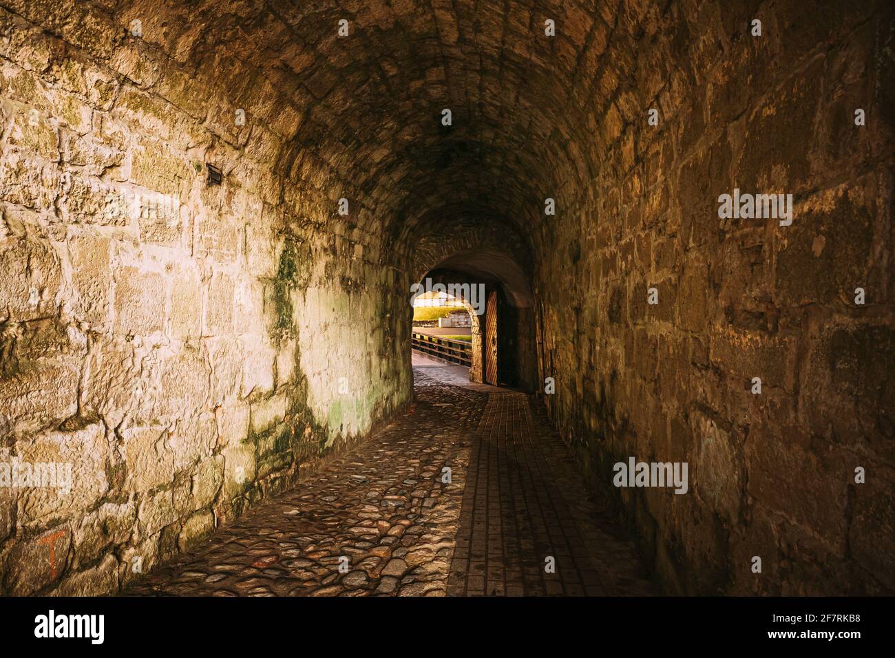Kuressaare, Isola di Saaremaa, Estonia. Passaggio ingresso al Castello Episcopale. Architettura medievale tradizionale, famoso punto di riferimento per le attrazioni. Episcopale Foto Stock