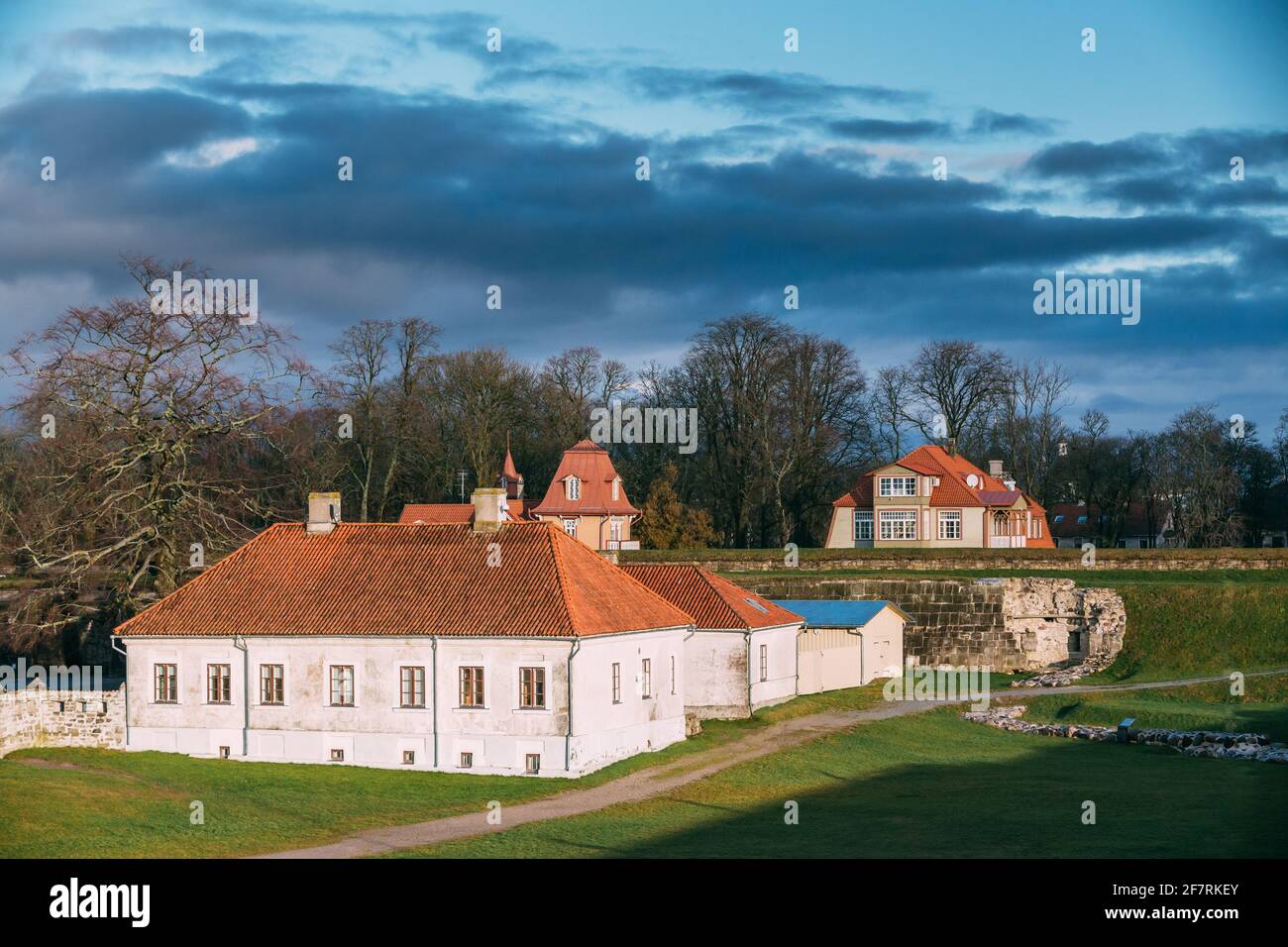 Kuressaare, Isola di Saaremaa, Estonia. Old House edificio vicino al Castello Episcopale in serata. Architettura medievale tradizionale, famosa attrazione Foto Stock