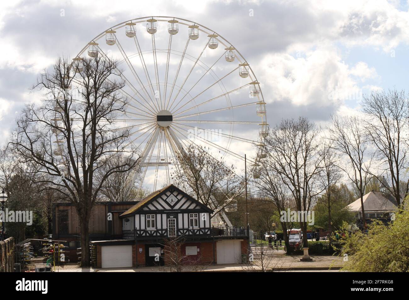 La ruota panoramica gigante e il Rowing Club Boat House, accanto al fiume Avon, in un Sunny Early Spring Day, Stratford, Upon Avon, Warwickshire, Regno Unito. Foto Stock