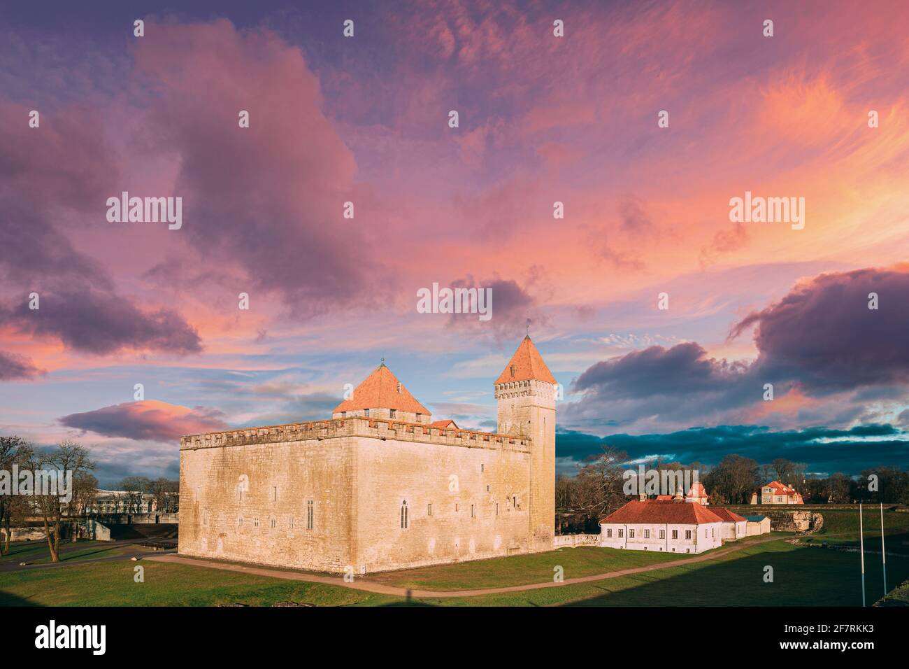 Kuressaare, Isola di Saaremaa, Estonia. Castello Episcopale al Tramonto. Architettura medievale tradizionale, famoso punto di riferimento per le attrazioni. Cielo alterato Foto Stock