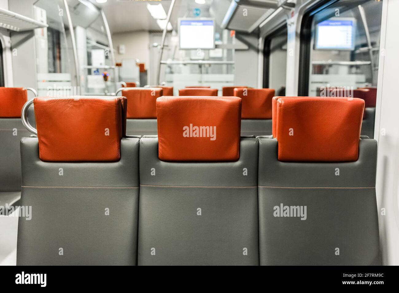 Electric Train stadler interni moderni con sedili in pelle. Foto Stock