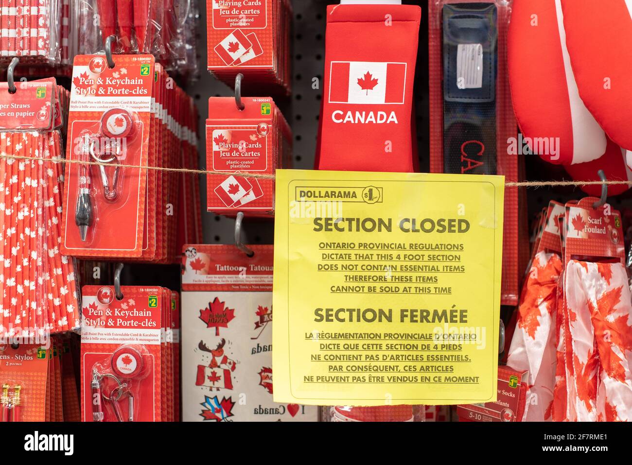 Misure dell'Ontario durante la pandemia di Coronavirus o di Covid-19. Un cartello che dichiara una sezione chiusa in un negozio Dollarama. Il governo ha dato un soggiorno Foto Stock
