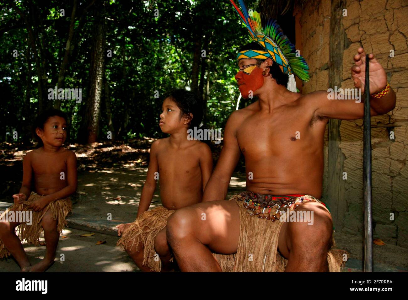 porto seguro, bahia / brasile - 21 febbraio 2008: L'India della Pataxo etina è visto allattare il suo bambino nel villaggio di Jaqueira nella città di Foto Stock