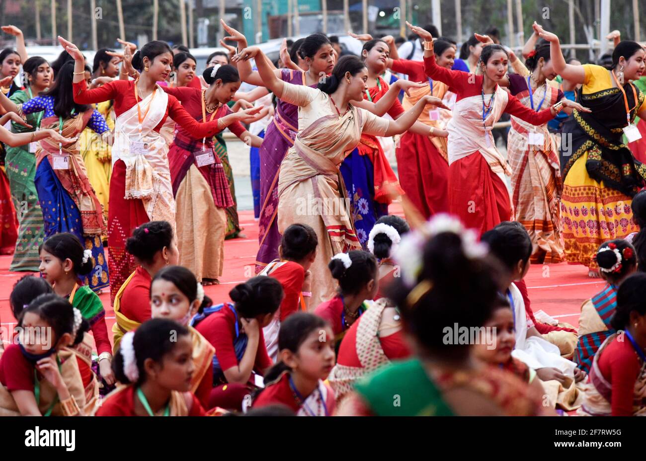 Assam, India. 9 Aprile 2021. Donne e ragazze che ballano mentre sono partecipate ad un laboratorio di ballo folk di Bihu in vista del Festival di Rongali Bihu il 09 aprile 2021 a Guwahati, Assam, India. La danza Bihu è una danza folcloristica indigena dello stato indiano di Assam legata al festival Bihu e ad una parte importante della cultura assamese. Credit: David Talukdar/Alamy Live News Foto Stock